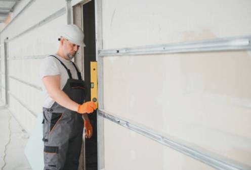 DIYガレージドア塗装：プロ仕様の仕上げのためのヒントとトリック