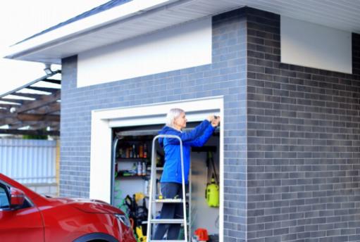 カーブアピールを向上させる：ガレージドアを塗装する利点