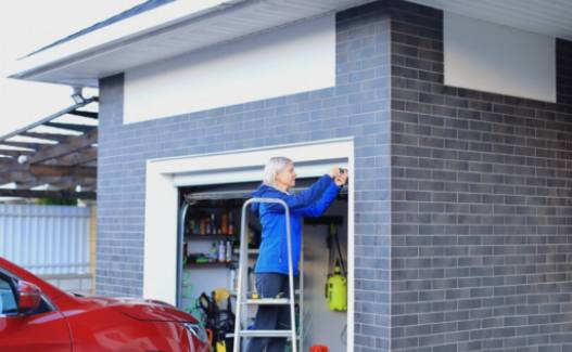 ガレージ扉オープナー修理のための必要な道具と技術: 扉を再び動作させる