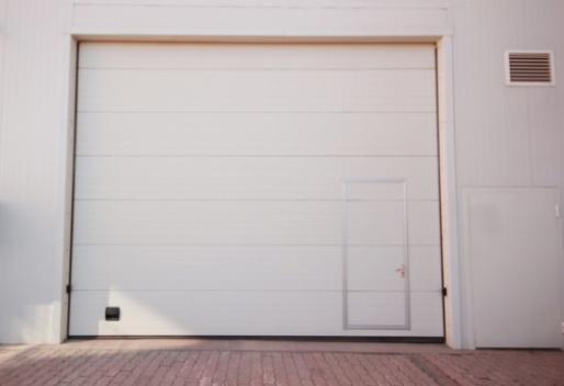魅力的な外観の最大化：新しいガレージドアの取り付けがあなたの家を変える方法