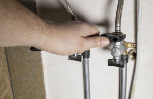 高額なミスを避けるために：シャワーとバスタブの配管を正しく取り付ける方法
